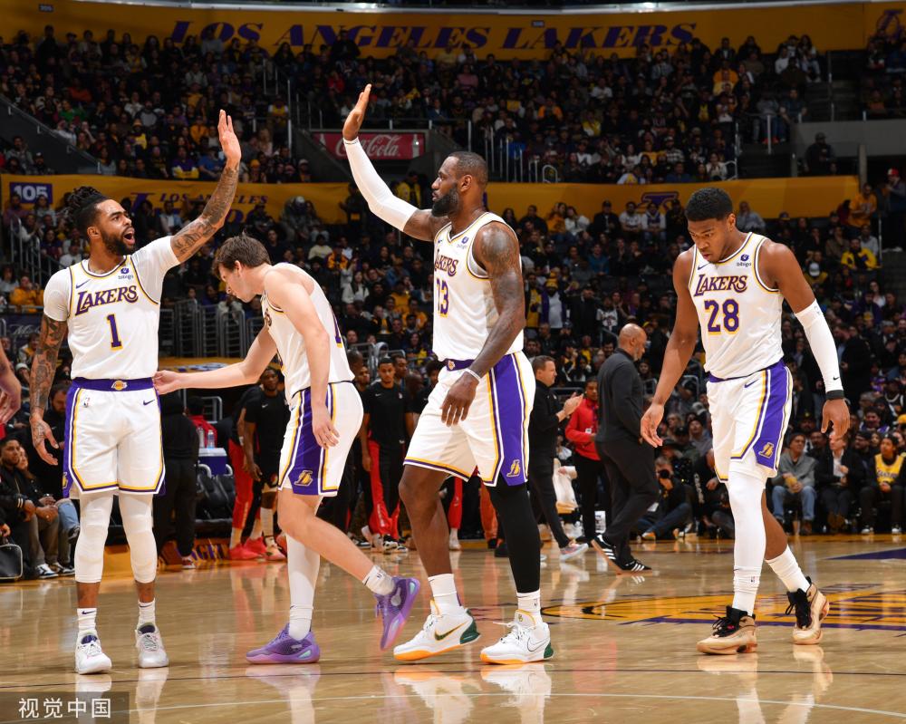 名年轻且经 名年轻且经