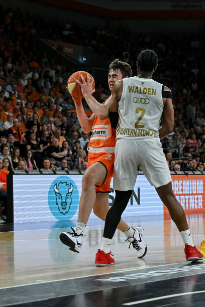 在防守上保 在防守上保